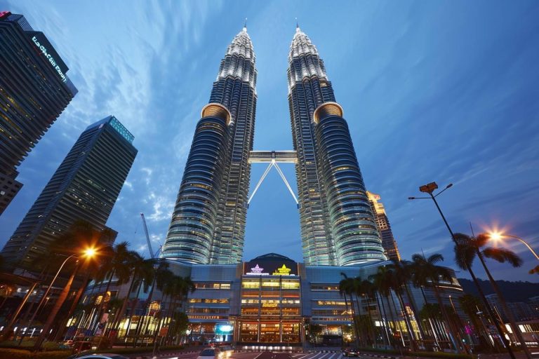 Quelle est la hauteur exacte des tours Petronas à Kuala Lumpur ? Découvrez les chiffres surprenants