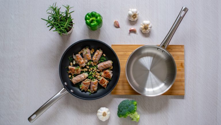 nettoyer une poêle en inox