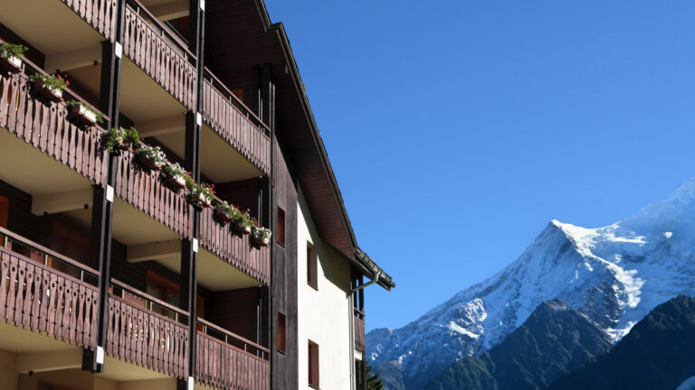 Réserver une résidence aux Alpes : ce qu'il faut vérifier avant de confirmer