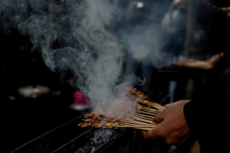 Street food indonésienne : ce qu'il faut goûter à Bali et Java